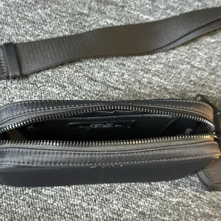 [BUNJANG] MLB New York Yankees Crossbody Bag / MLB 뉴욕 양키스 크로스백 블랙