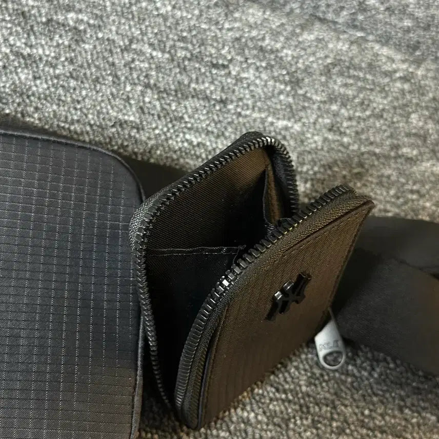 [BUNJANG] MLB New York Yankees Crossbody Bag / MLB 뉴욕 양키스 크로스백 블랙