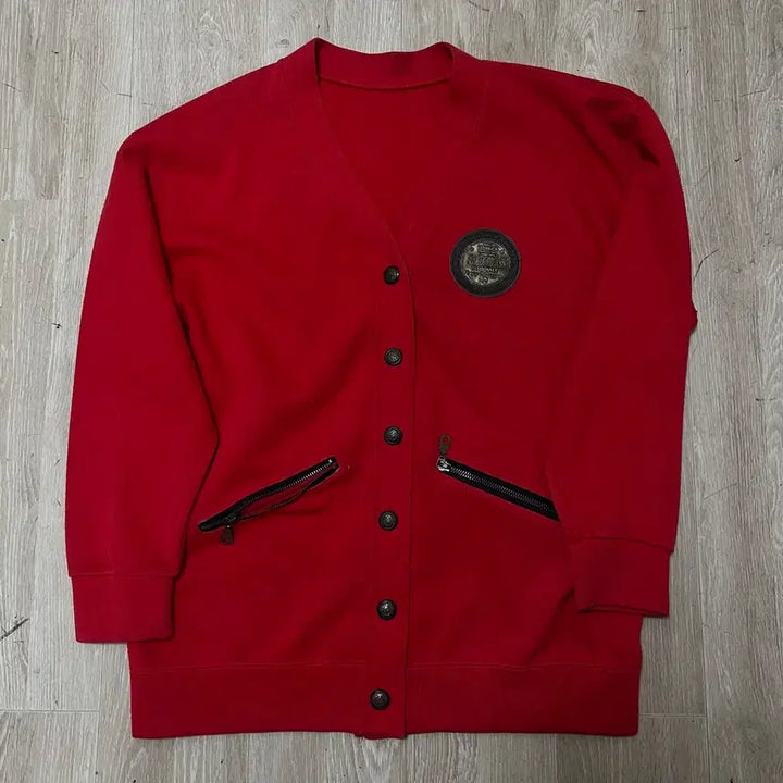 [BUNJANG] Jangttimoa V-Neck Button-Up Knit Cardigan [Red] / 장띠모아 여성 브이넥 와펜 버튼업 니트 가디건 [레드] S/90