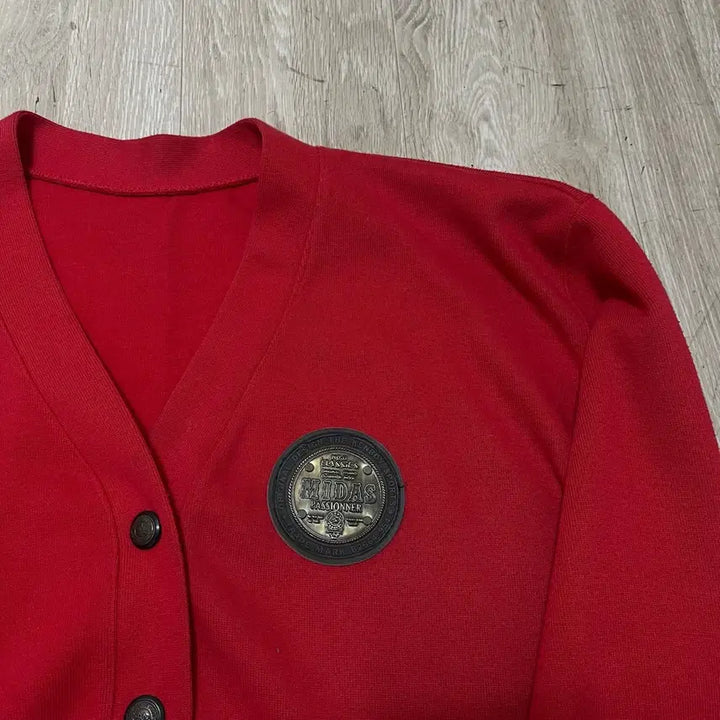 [BUNJANG] Jangttimoa V-Neck Button-Up Knit Cardigan [Red] / 장띠모아 여성 브이넥 와펜 버튼업 니트 가디건 [레드] S/90