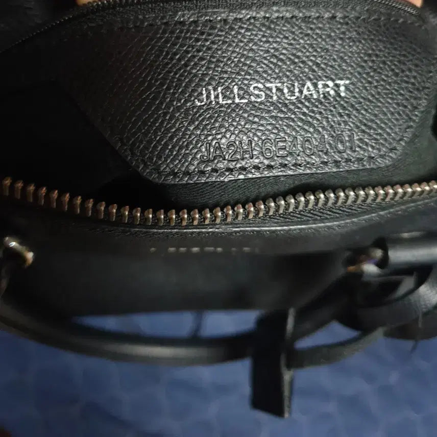 [BUNJANG] Jill Stuart Mini Charm Leather Dot Crossbody Bag / 질스튜어트 미니참 레더 도트겸 크로스백 블랙