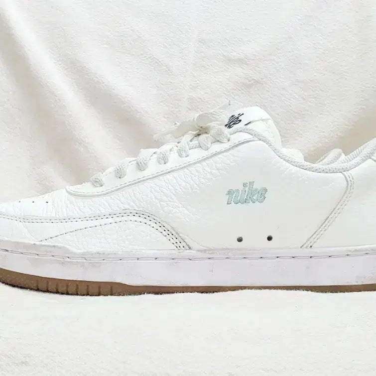 [SOLD OUT] 나이키 코트 빈티지 프리미엄 스니커즈 240