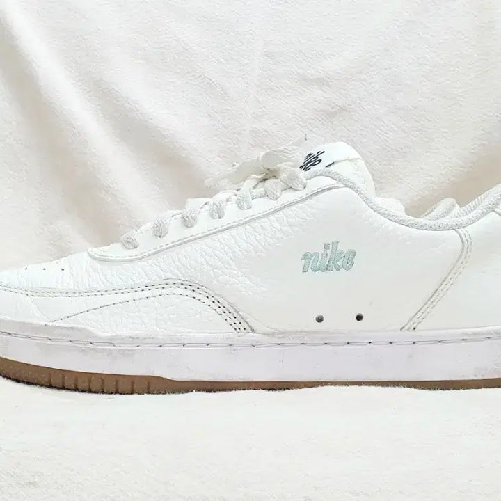 [SOLD OUT] 나이키 코트 빈티지 프리미엄 스니커즈 240