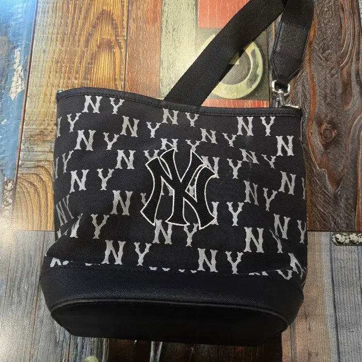 [BUNJANG] MLB NY Yankees Bucket Bag Crossbody / MLB NY 양키스 버킷백 크로스백