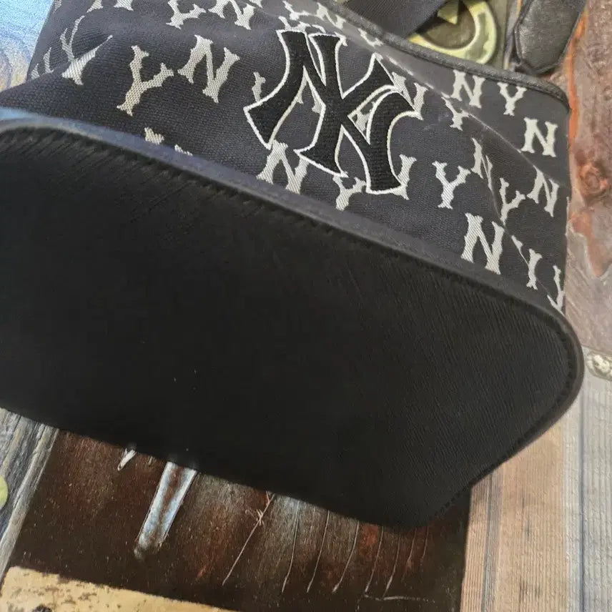 [BUNJANG] MLB NY Yankees Bucket Bag Crossbody / MLB NY 양키스 버킷백 크로스백