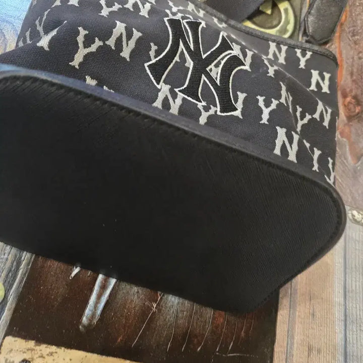 [BUNJANG] MLB NY Yankees Bucket Bag Crossbody / MLB NY 양키스 버킷백 크로스백