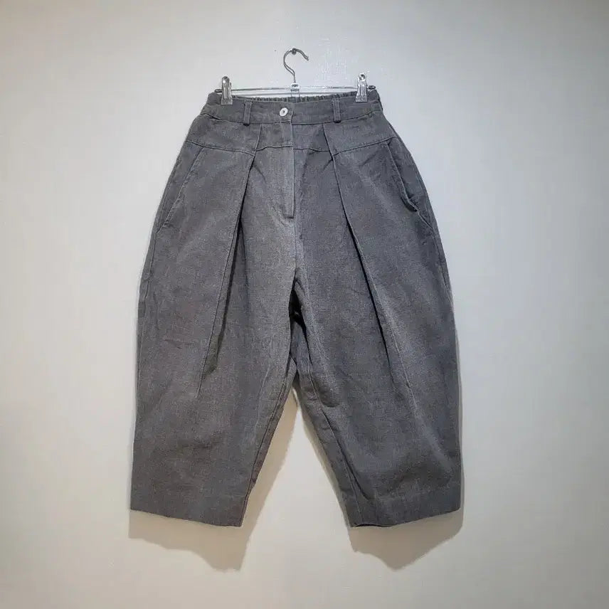 [SOLD OUT] 편안한 착용감과 멋스러운 디자인의 청면그레이 와이드 핀턱 배기아방팬츠
