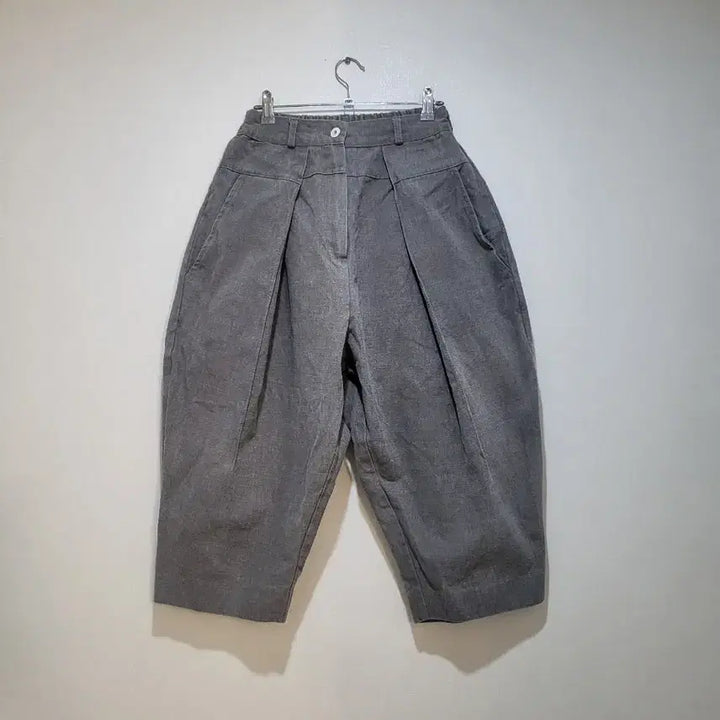 [SOLD OUT] 편안한 착용감과 멋스러운 디자인의 청면그레이 와이드 핀턱 배기아방팬츠
