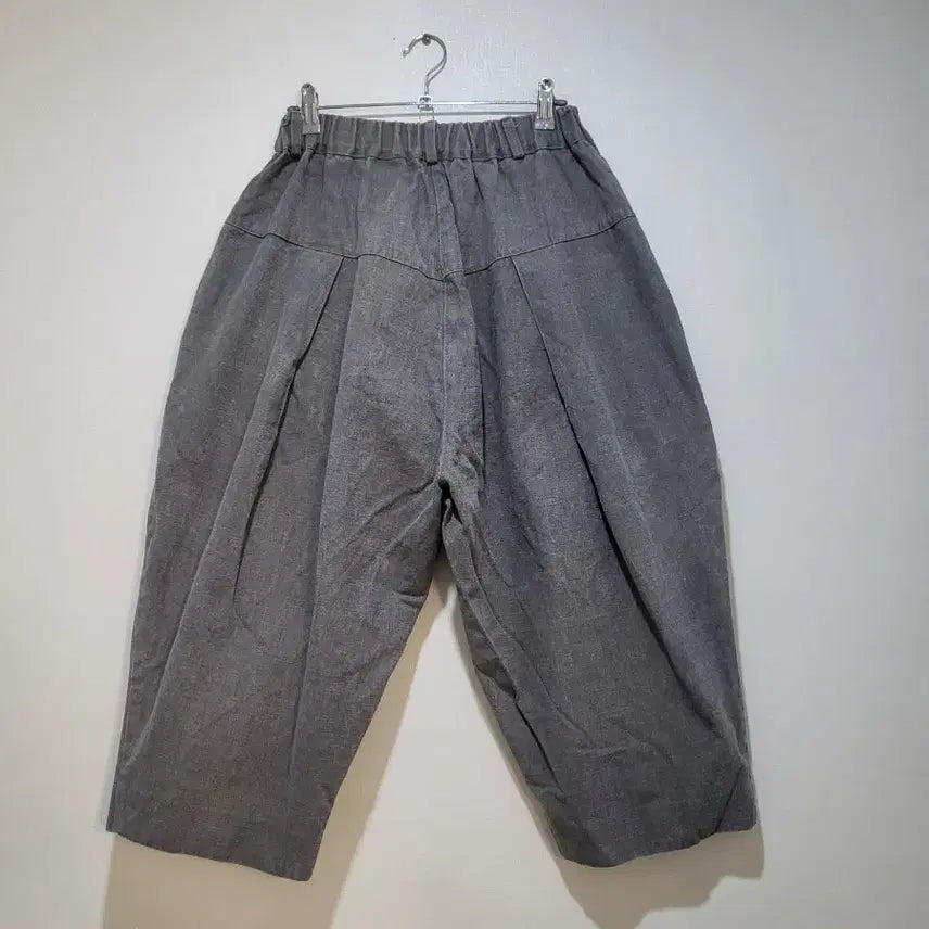 [SOLD OUT] 편안한 착용감과 멋스러운 디자인의 청면그레이 와이드 핀턱 배기아방팬츠