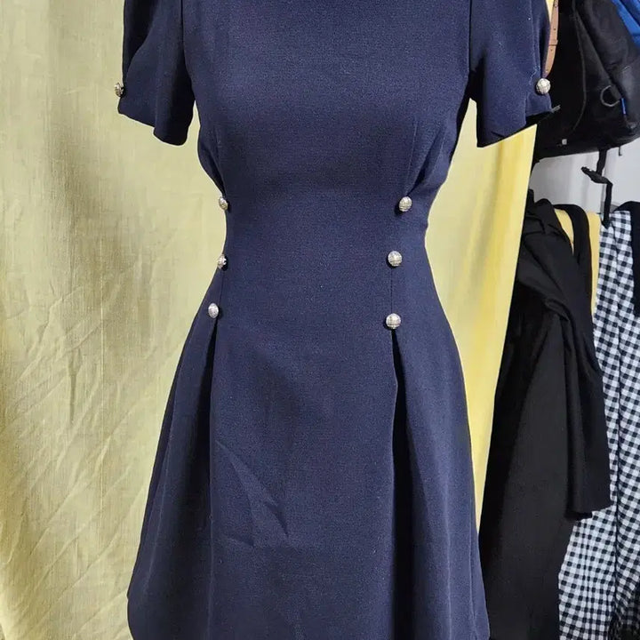 [BUNJANG] McGINN Gold Button Slim Fit Dress / McGINN 금장 버튼 원피스 슬림핏 하객룩