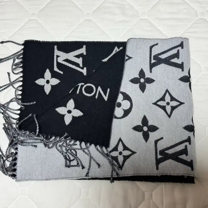 [SOLD OUT] 루이비통 LV 에센셜 스카프 블랙/그레이