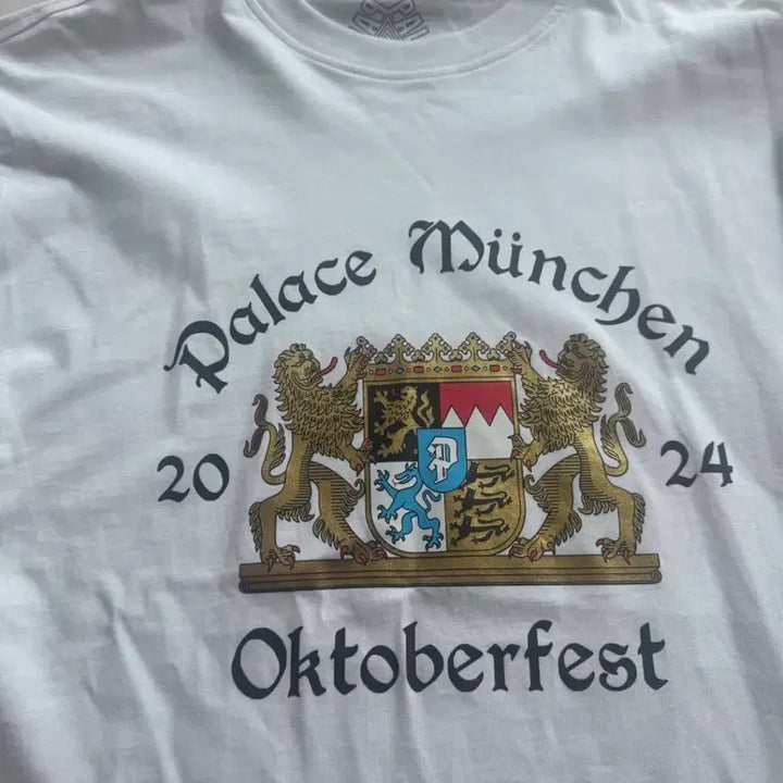 [BUNJANG] Palace Oktoberfest White T-Shirt 24FW (L) / 팔라스 옥토버페스트 흰색 티셔츠 24FW L사이즈