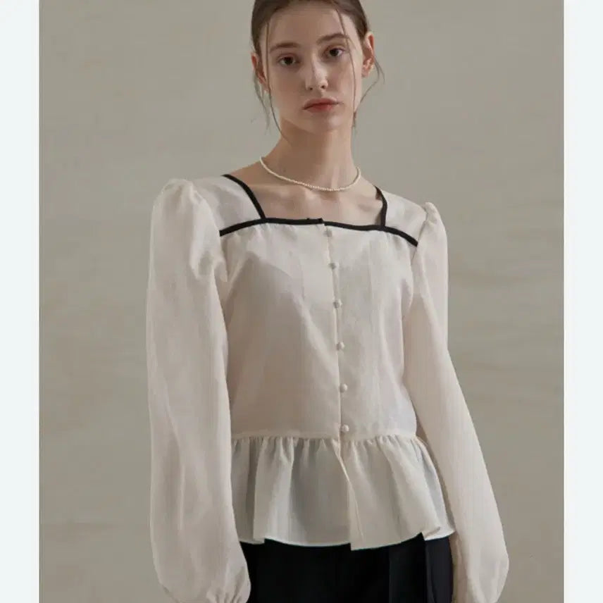 [BUNJANG] Juret Square Neck Frill Blouse / 주르티 스퀘어넥 프릴 블라우스 새상품