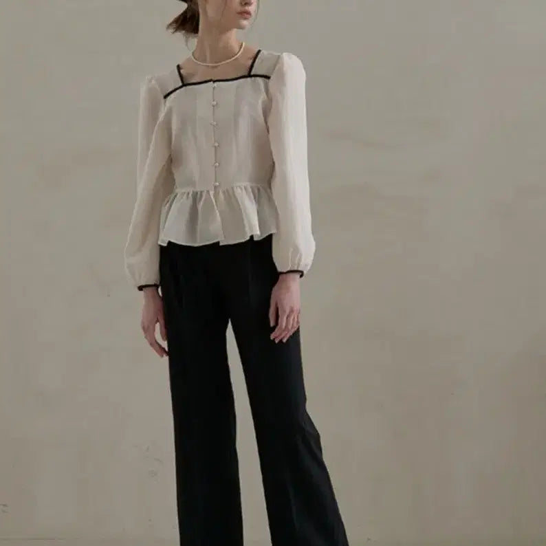 [BUNJANG] Juret Square Neck Frill Blouse / 주르티 스퀘어넥 프릴 블라우스 새상품