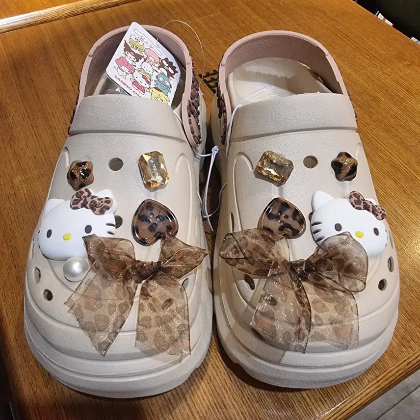 [BUNJANG] Hello Kitty Leopard Print Crocs (Size 230) / 헬로키티 레오파드 장식 크록스 230