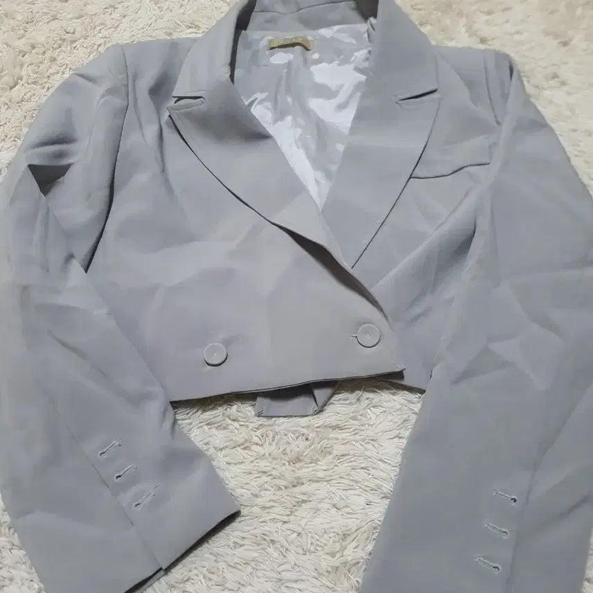 [BUNJANG] 새상품/구김만있어요매력적인 연상아  색상의 크롭 기장 자켓이에요더블 / 새상품/구김만있어요매력적인 연상아  색상의 크롭 기장 자켓이에요더블