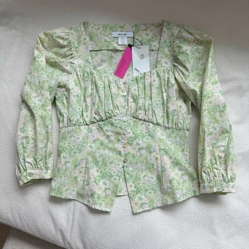 [SOLD OUT] (새상품) 벰버 vemver 하트넥 셔링 블라우스