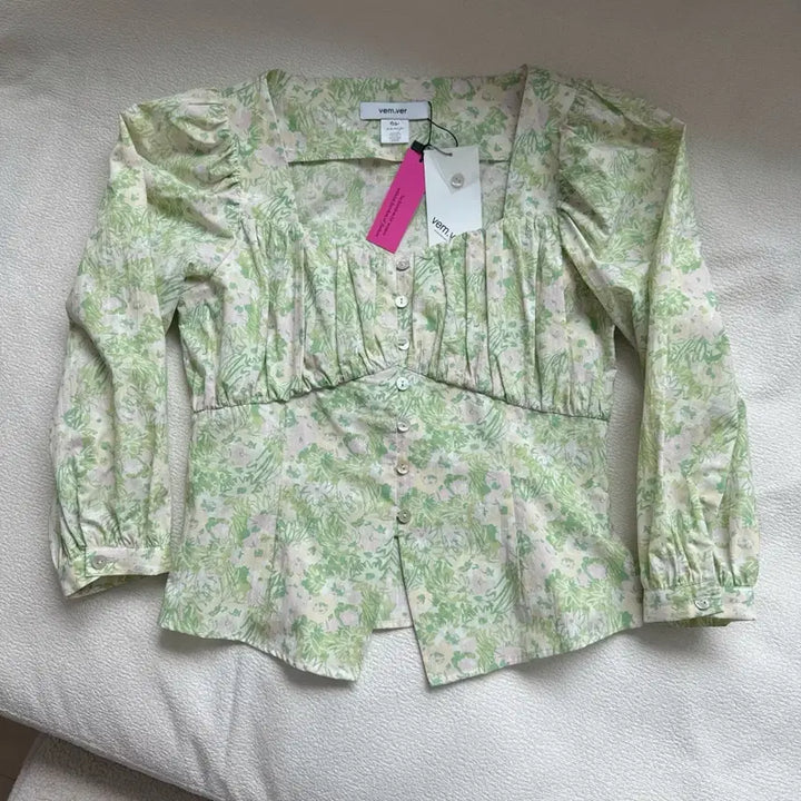 [SOLD OUT] (새상품) 벰버 vemver 하트넥 셔링 블라우스