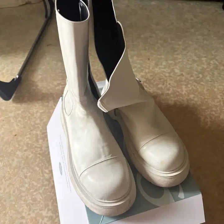 [BUNJANG] Salt &amp; Chocolate Chelsea Mid Boots (Size 240) / 솔트앤초콜릿 첼시미들부츠 240