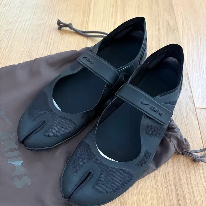 [BUNJANG] SKIMS x Nike Mesh Rift Ballet Flats / SKIMS 스킴스 나이키 첫 메쉬 리프트 발레플렛 240 블랙