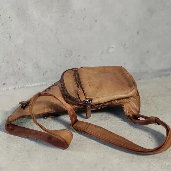 [BUNJANG] Tough Worker Leather Sling Bag / Tough Worker 가죽 슬링백 브라운