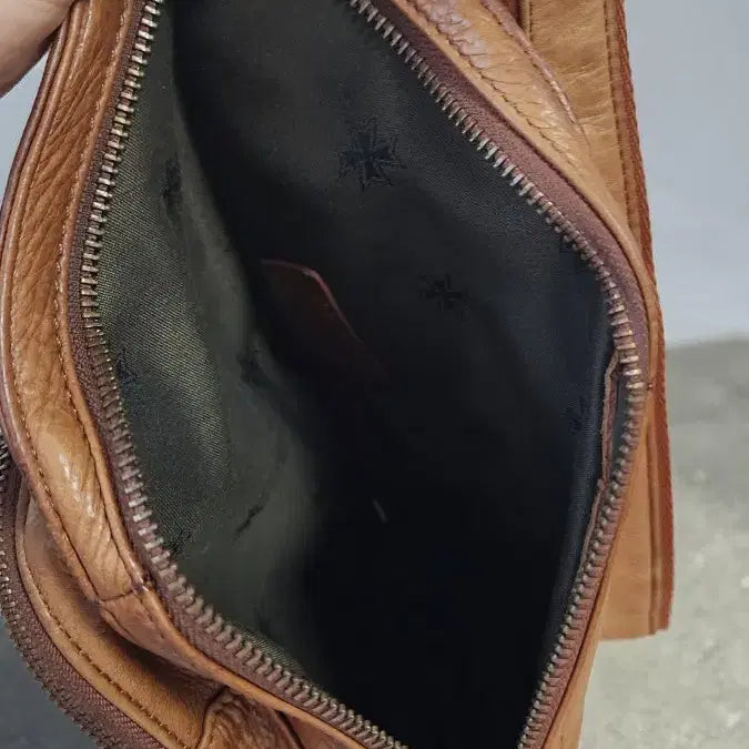 [BUNJANG] Tough Worker Leather Sling Bag / Tough Worker 가죽 슬링백 브라운