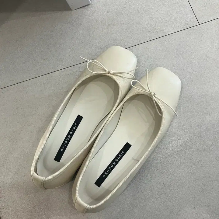[BUNJANG] Ivory Ribbon Flats Size 235 / 아이보리 리본슈즈