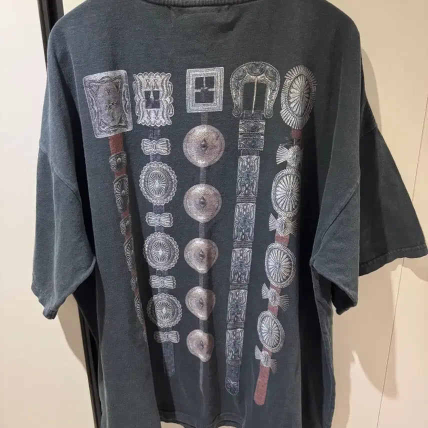 [BUNJANG] 25SS Remy Relief Belt T-Shirt XXL / 25ss 레미릴리프 벨트 티셔츠 xxl