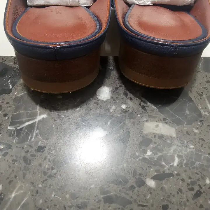 [SOLD OUT] 에르메스 리볼리 뮬 37사이즈 판매합니다. 네이비컬러