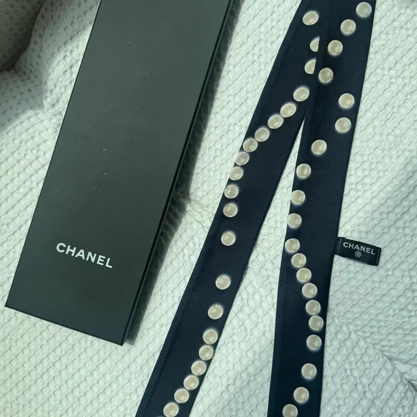 [BUNJANG] Chanel Pearl Twilly Scarf / 샤넬 진주 트윌리