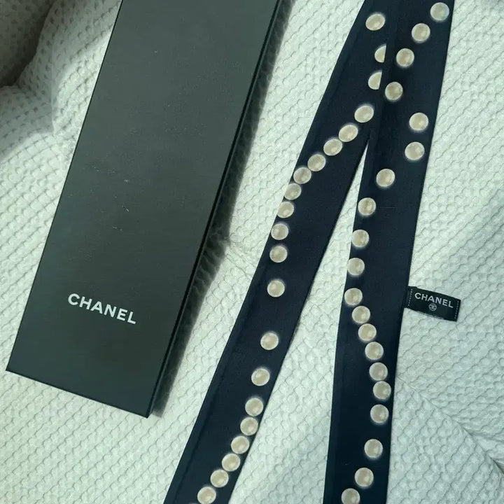 [BUNJANG] Chanel Pearl Twilly Scarf / 샤넬 진주 트윌리