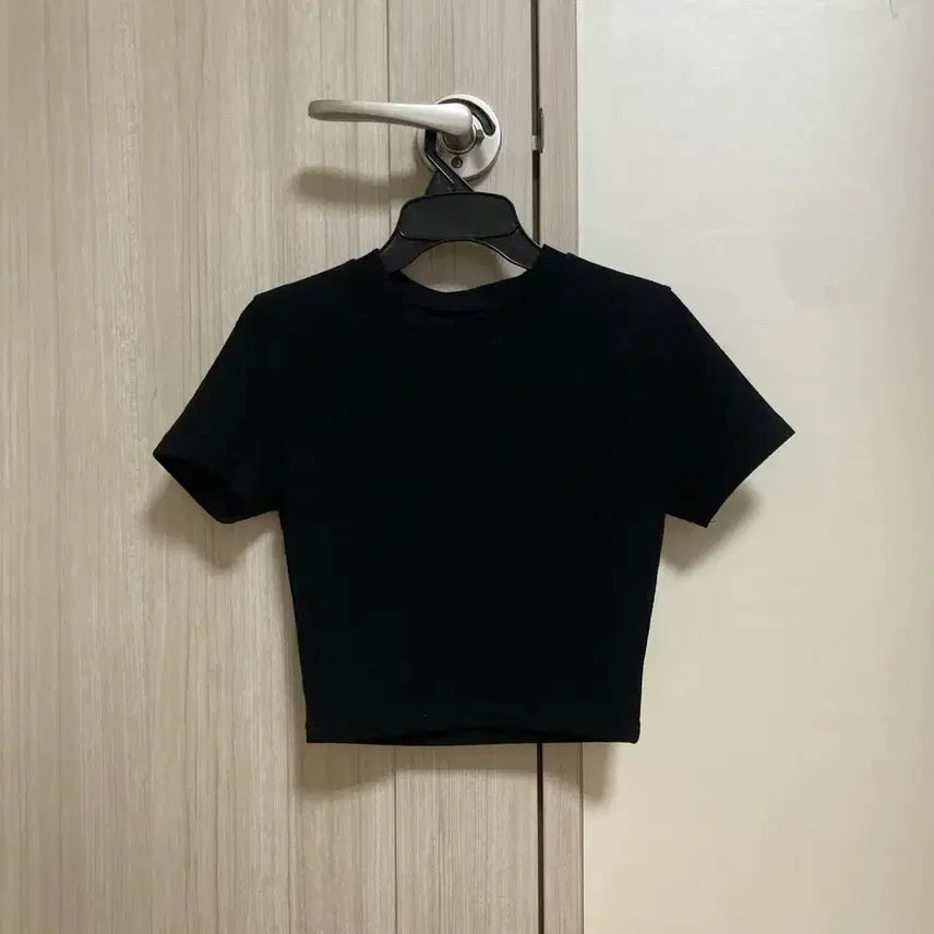 [SOLD OUT] 블랙업 라룸 크롭티 크롭 티셔츠