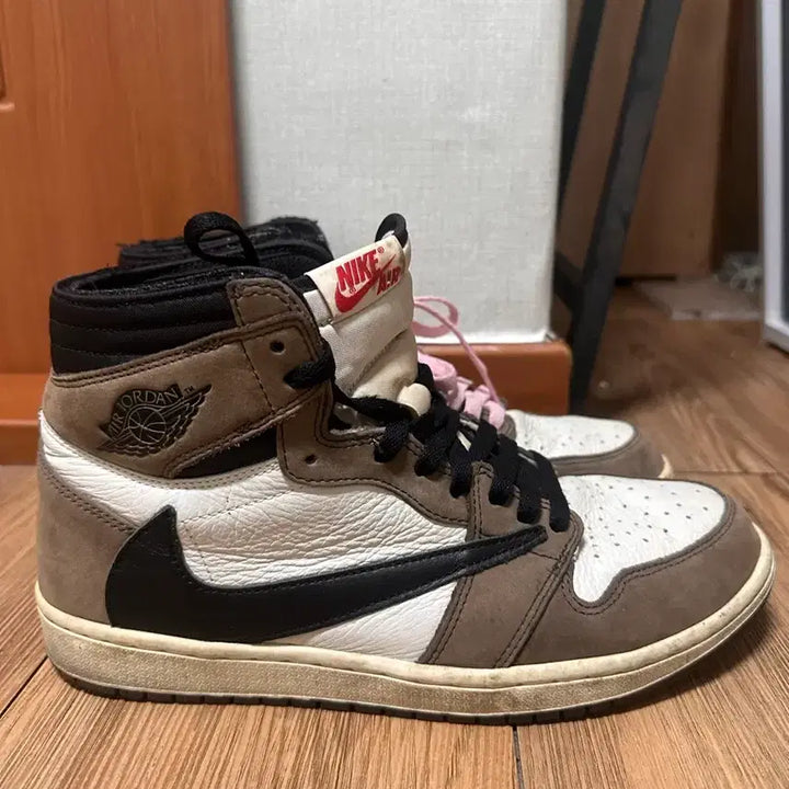 [BUNJANG] Nike Air Jordan 1 x Travis Scott Retro High Mocha Sneakers / 나이키 에어 조던1 x 트래비스 스캇 레트로 하이 모카