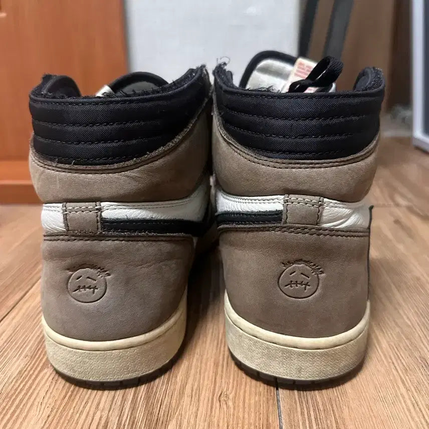 [BUNJANG] Nike Air Jordan 1 x Travis Scott Retro High Mocha Sneakers / 나이키 에어 조던1 x 트래비스 스캇 레트로 하이 모카