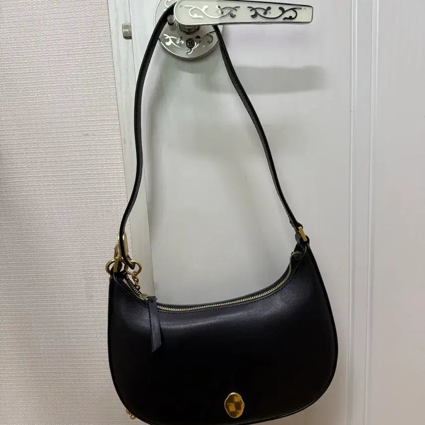 [BUNJANG] OSTKAKA Knut Mini Hobo Bag Black / 오스트카카 크누트 미니 호보