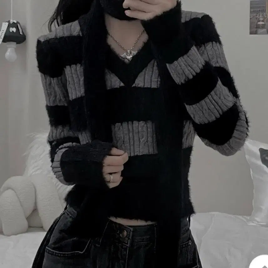 [BUNJANG] Striped V-Neck Knit Muffler Set / 단가라브이넥니트머플러세트