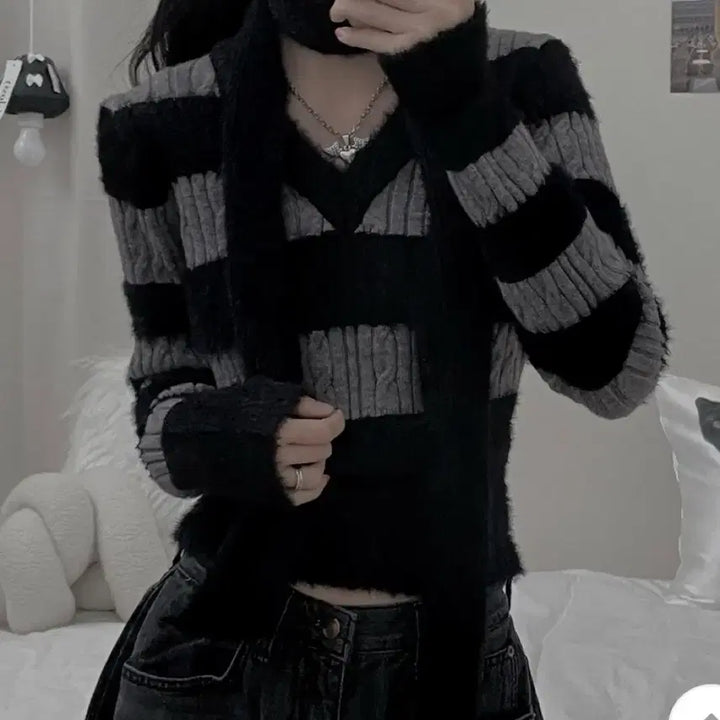[BUNJANG] Striped V-Neck Knit Muffler Set / 단가라브이넥니트머플러세트