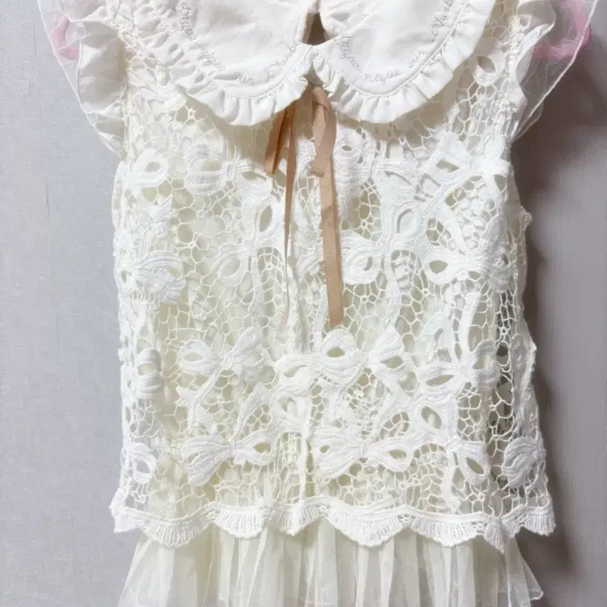 [BUNJANG] Lizlisa White Lace Punch Embroidery Ruffled Top / 리즈리사 쨔쟌씨 화이트 레이스 펀칭 자수 로걀탑