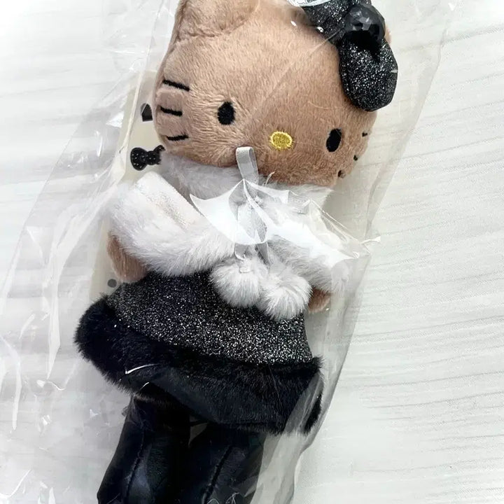 [BUNJANG] Sanrio Hello Kitty Long-Legged Kitty Tanning Kitty Plush Keychain / 산리오 헬로키티 롱다리키티 태닝키티 누이 인형 키링 망토 트위드 드레스