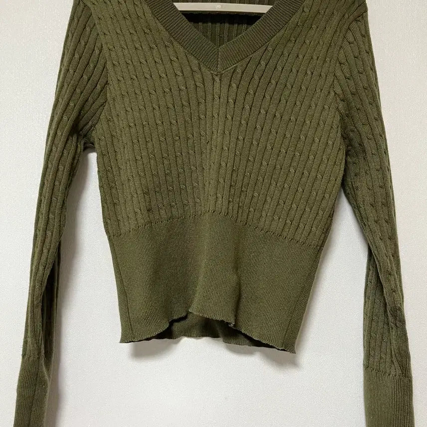[BUNJANG] Kaki Cable Knit V-Neck Sweater / 카키 꽈배기 브이넥 니트긴팔