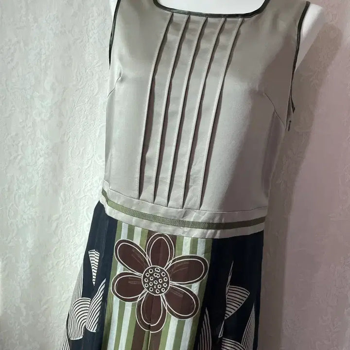 [BUNJANG] Vintage Floral Sleeveless Dress / 빈티지 플라워 배색 슬리브리스 원피스