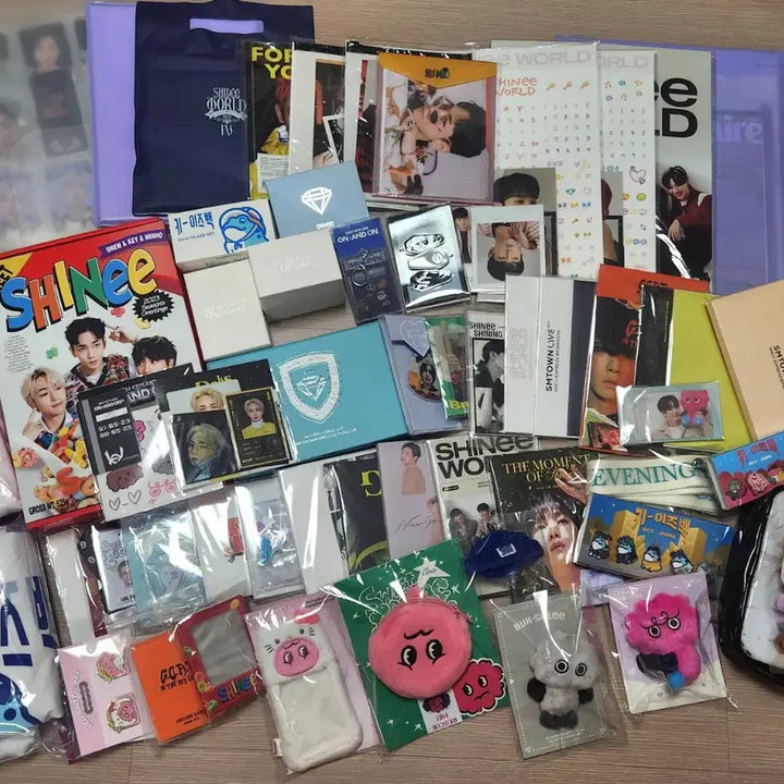 [BUNJANG] SHINee Key (Kim Kibum) 70+ Goods Bundle Set with Buksil Doll / 샤이니 SHINee 키 김기범 북실이 인형 포함 70종 이상 굿즈