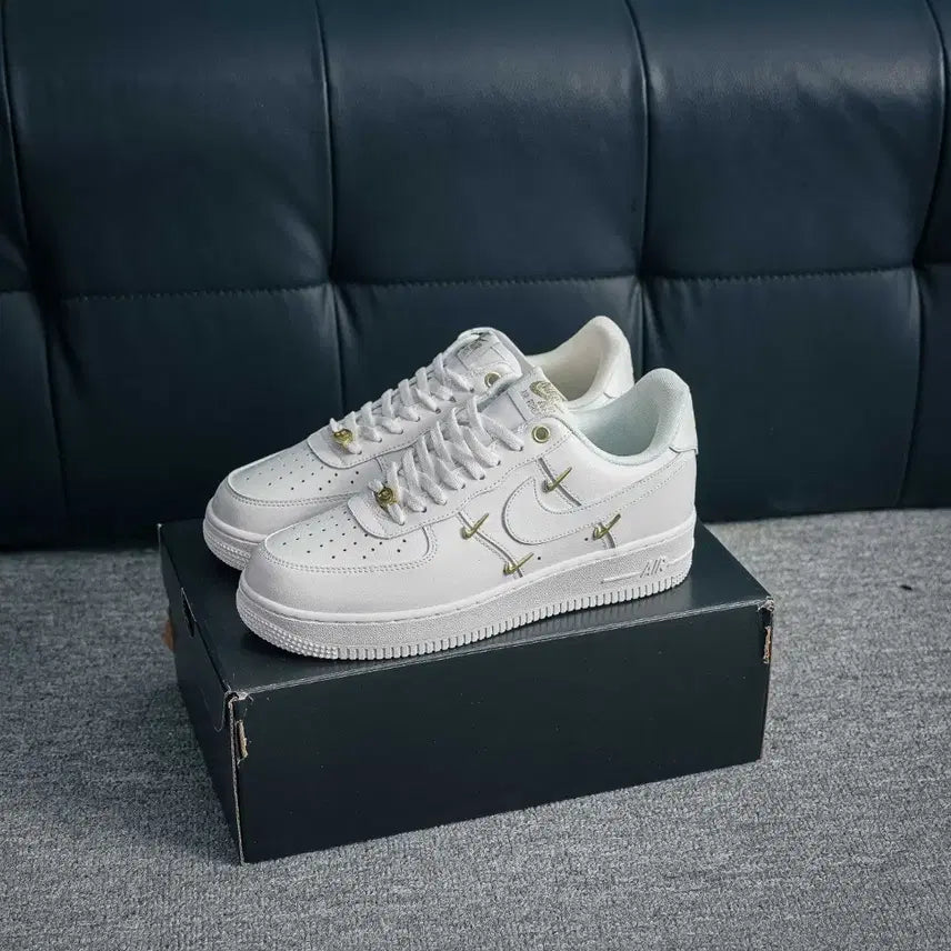 [BUNJANG] Nike Air Force 1 All White Gold Point Sneakers / 나이키 에어포스1 올 화이트 골드 포인트 사이즈/235