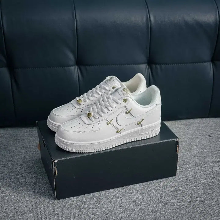 [BUNJANG] Nike Air Force 1 All White Gold Point Sneakers / 나이키 에어포스1 올 화이트 골드 포인트 사이즈/235