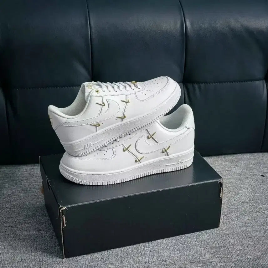 [BUNJANG] Nike Air Force 1 All White Gold Point Sneakers / 나이키 에어포스1 올 화이트 골드 포인트 사이즈/235