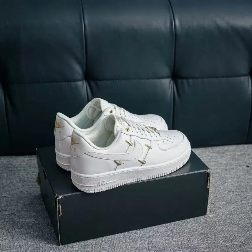 [BUNJANG] Nike Air Force 1 All White Gold Point Sneakers / 나이키 에어포스1 올 화이트 골드 포인트 사이즈/235
