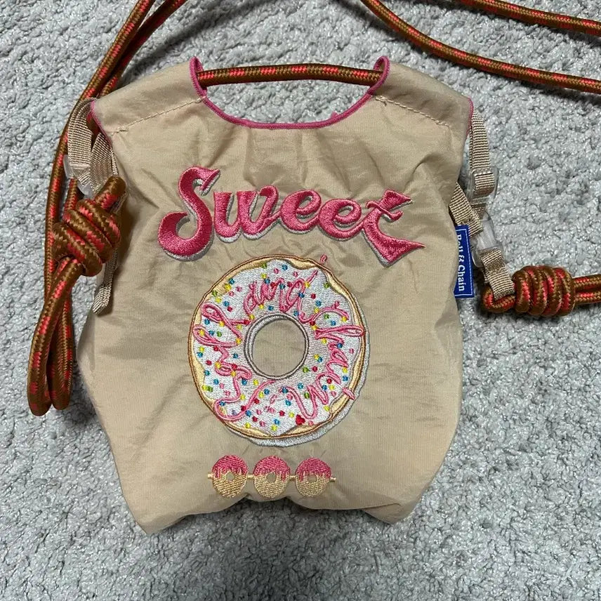 [BUNJANG] Ball &amp; Chain Donut Embroidery Mini Crossbody Bag / Ball&amp; Chain 도넛 자수미니백