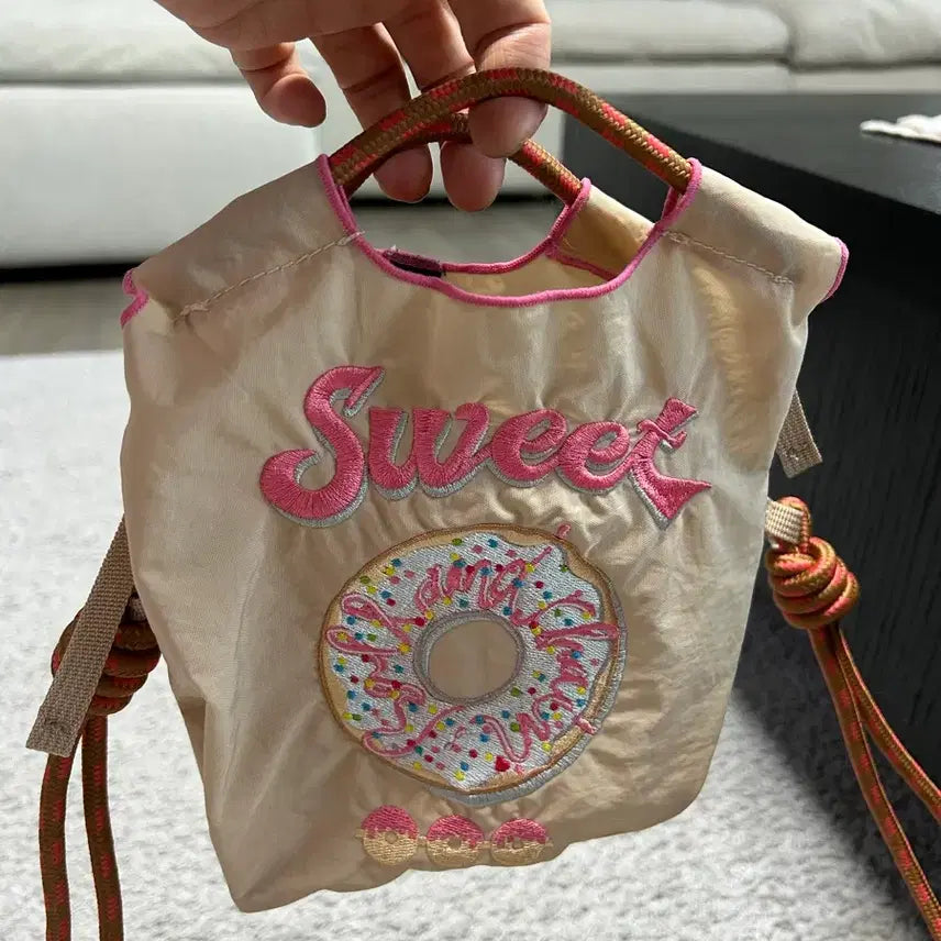 [BUNJANG] Ball &amp; Chain Donut Embroidery Mini Crossbody Bag / Ball&amp; Chain 도넛 자수미니백