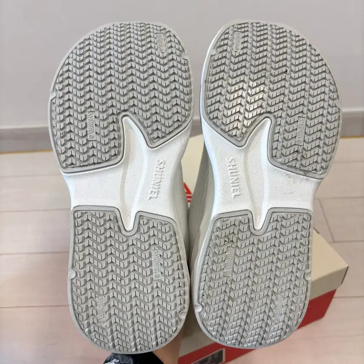 [BUNJANG] Syuniel Sneakers 235 New / 슈니엘 운동화 235 230 새상품