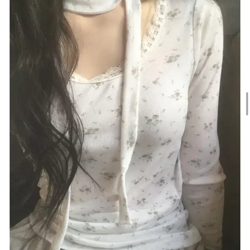 [BUNJANG] Daybin Floral Lace T-shirt + Muffler / 에이블리 데이빈 플라워 레이스 티+ 머플러